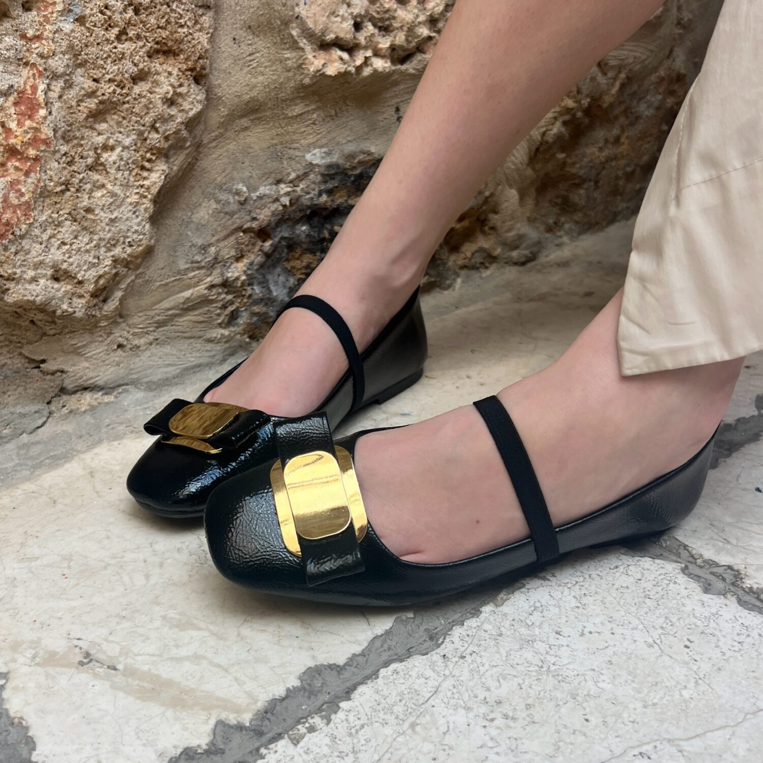 בובה לק שחור שטוח אבזם זהב - ביורק